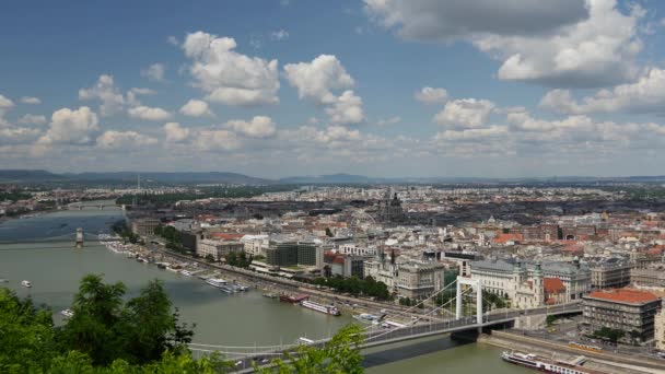 ブダペストのゲレルト ヒルからドナウ川からの時間経過ハンガリー — ストック動画