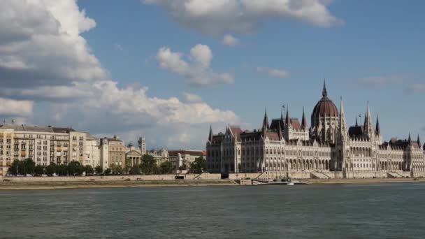 Vedere Dintr Croazieră Clădirea Parlamentului Ungariei Din Budapesta — Videoclip de stoc