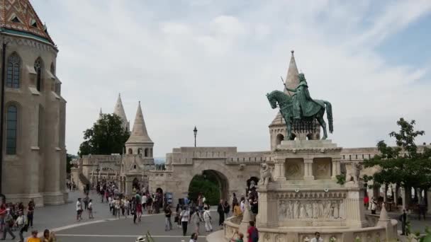ブダペストのフィッシャーマンズベースの群衆からの時間の経過ハンガリー — ストック動画