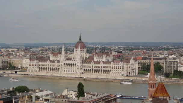 匈牙利布达佩斯渔民堡垒旁的匈牙利议会大楼 — 图库视频影像
