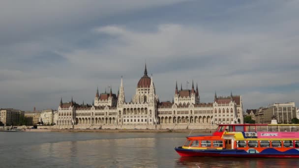 Kleurrijke Veerboot Voor Het Hongaarse Parlementsgebouw Aan Donau Oever Boedapest — Stockvideo