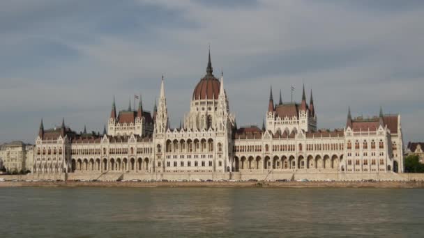 Het Hongaarse Parlementsgebouw Aan Donau Oever Boedapest Hongarije — Stockvideo