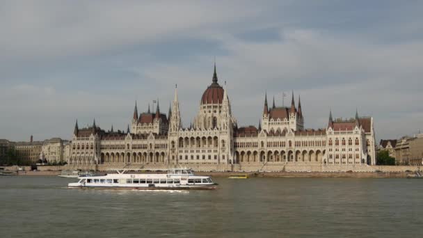 Паром Перед Зданием Венгерского Парламента Берегу Дуная Будапеште Венгрия — стоковое видео
