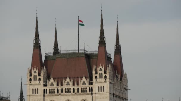 Primer Plano Del Edificio Del Parlamento Húngaro Banco Del Danubio — Vídeo de stock