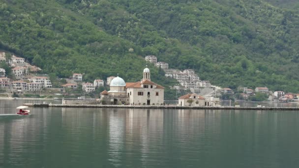 Loď Cestě Umělý Ostrov Gospa Perast Montenegro — Stock video