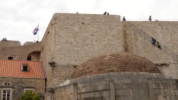Paseo Turístico Por Muralla Dubrovnik Casco Antiguo Croacia — Vídeos de Stock