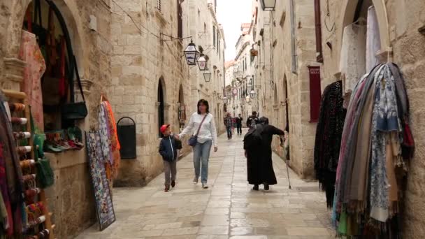 Anciana Hombre Caminando Por Las Calles Del Casco Antiguo Dubrovnik — Vídeo de stock