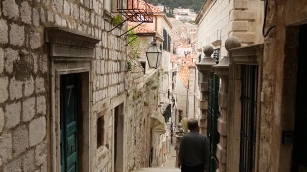 Turist Man Promenader Genom Gatorna Dubrovnik Kroatien — Stockvideo