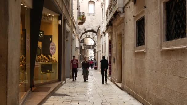 Mensen Wandelen Straten Van Split Kroatië — Stockvideo