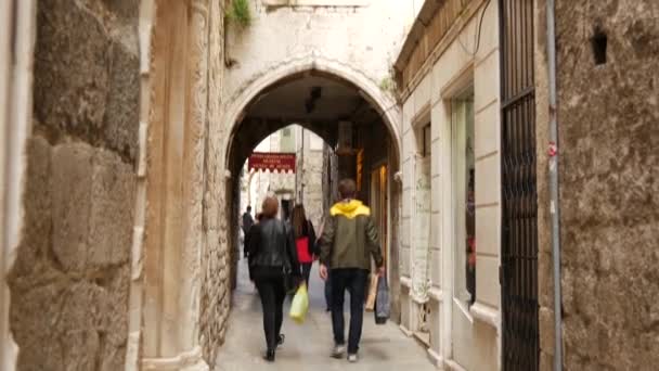 Ludzie Spacerujący Ulicami Splitu Chorwacja — Wideo stockowe