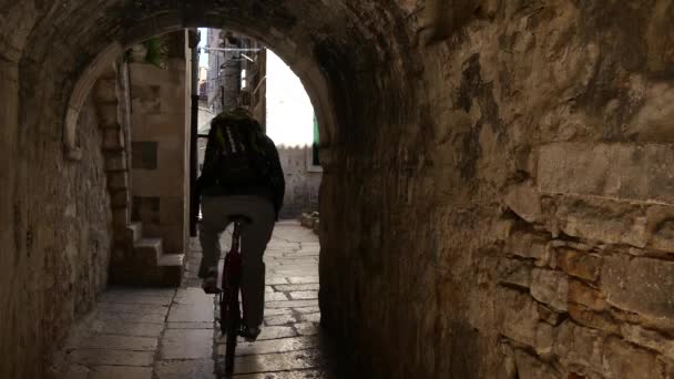 Andar Bicicleta Pela Cidade Velha Split Croácia — Vídeo de Stock