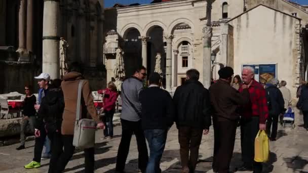 クロアチアのスプリトにある聖ドミニウス大聖堂への群衆からの傾き — ストック動画