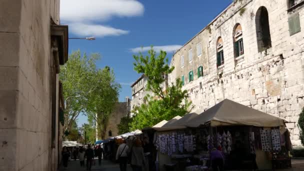 克罗地亚斯普利特古城墙和老城旁边的市场 — 图库视频影像