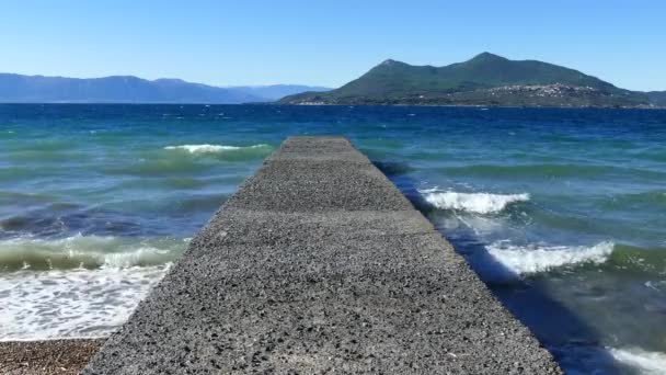 Pier Med Berg Bakgrunden Loutra Grekland — Stockvideo