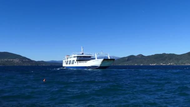 Ferry Que Parte Loutra Grécia — Vídeo de Stock