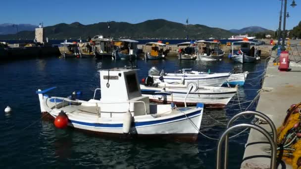 Fiskebåtar Hamnen Loutra Grekland — Stockvideo