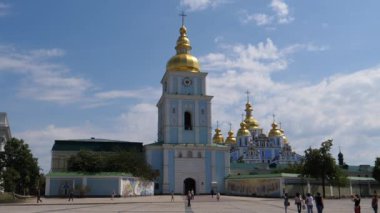 Kiev Ukrayna 'daki St. Michael' s Altın Kubbe Manastırı 'nın önünde yürüyen insanlar.
