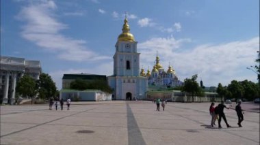 Kiev Ukrayna 'daki St. Michael' s Golden Domed Manastırı 'nın önündeki meydanda zaman kaybı.
