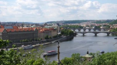 Çek Cumhuriyeti Prag 'daki Letna Park' tan Vltava Nehri görüldü