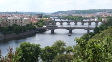 Çek Cumhuriyeti Prag 'daki Letna Park' tan Vltava Nehri görüldü