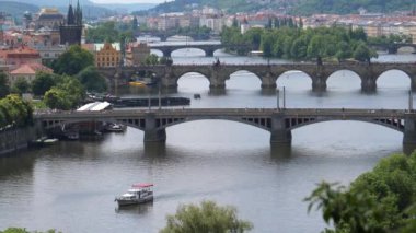 Çek Cumhuriyeti Prag 'daki Letna Park' tan Vltava Nehri görüldü