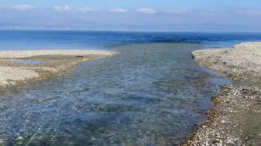 Yunanistan 'daki Igroviotopos Moustou parkından denize dökülen akarsu