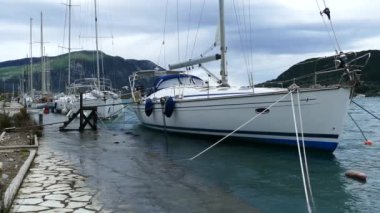 Lefkada Limanı 'nda modern yelkenliler