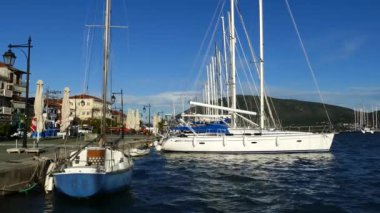 Lefkada Limanı 'nda modern yelkenliler