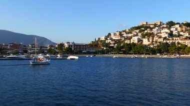 Yunanistan 'daki Paralio Astros kasabasından geçen küçük bir balıkçı teknesi