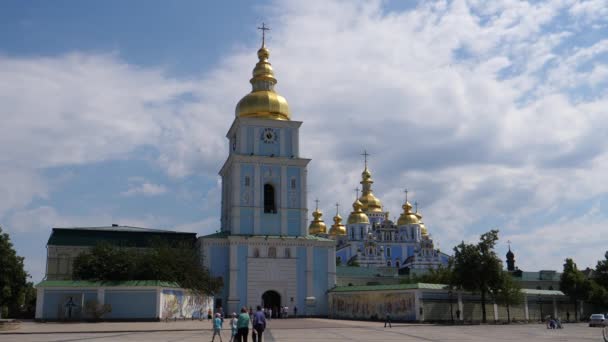 Ludzie Spacerujący Placu Przed Klasztorem Michała Złotej Kopuły Kijowie Ukraina — Wideo stockowe