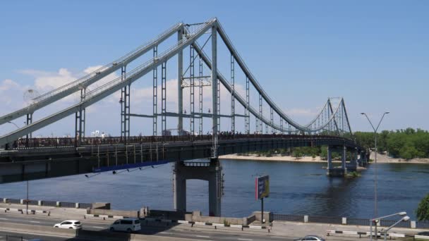 Parkoviy Pishokhidniy Mist Bridge Dnieper River Kiev Ukraine — Stock Video