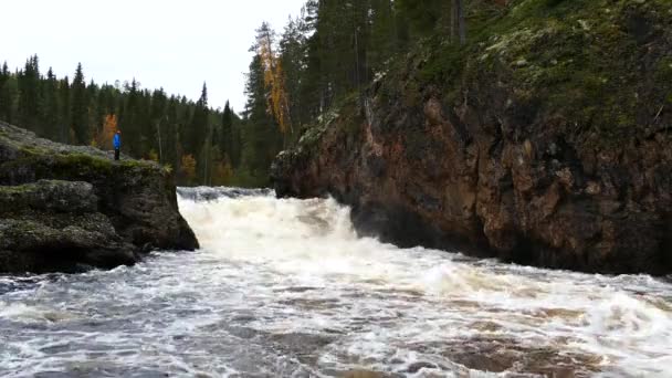 Mannen Står Klippa Bredvid Flod Oulanka Nationalpark Finland — Stockvideo