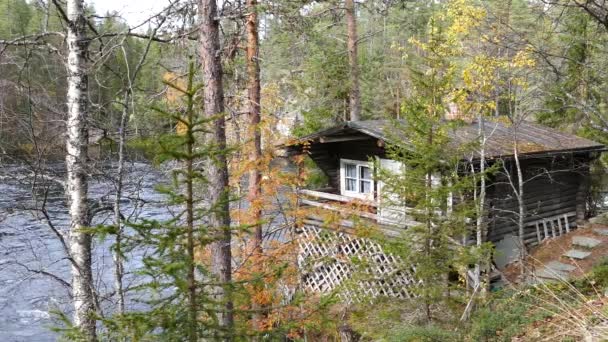 Houten Huis Aan Een Rivier Het Bos Van Oulanka National — Stockvideo