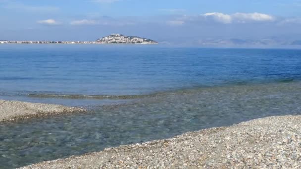Поток Впадающий Море Парка Igroviotopos Moustou Греции — стоковое видео