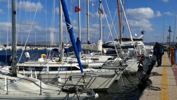 Man Wandelen Pier Naast Zeilboten Haven Van Lavrio Griekenland — Stockvideo