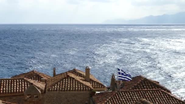 Bandiera Greca Sul Tetto Del Villaggio Monemvasia Grecia — Video Stock