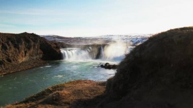 İzlanda 'daki Godafoss şelalesinden kayın.