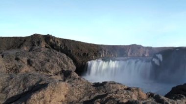 Lav, İzlanda 'daki Godafoss şelalesinden kayıyor.