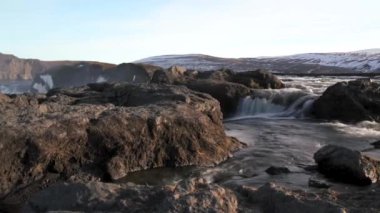 Şelale akıntısı İzlanda 'daki Godafoss şelalesinden kayıyor.