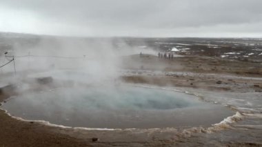 Geysir Güneybatı İzlanda 'da buhar.