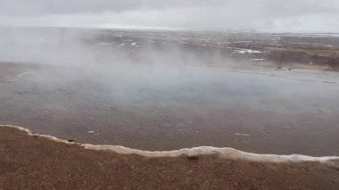 Geysir Güneybatı İzlanda 'da buhar.
