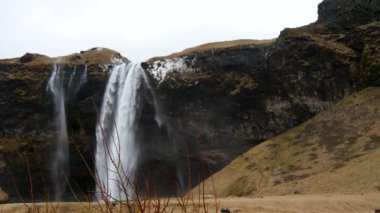 İzlanda 'nın güneydoğusundaki Buzul gölündeki eriyen buzun yakınına.