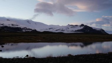 İzlanda 'nın güney kıyısı akşam dağları manzarası