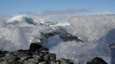 İzlanda 'nın güneydoğusundaki Buzul gölündeki eriyen buzun yakınına.