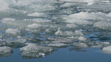 Kuzeydoğu İzlanda 'daki Vatnakull Ulusal Parkı' ndaki Dettifoss şelalesine yakın gökkuşağı.