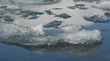 Kuzeydoğu İzlanda 'daki Vatnakull Ulusal Parkı' ndaki Dettifoss şelalesine yakın gökkuşağı.