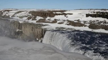 Kuzeydoğu İzlanda 'daki Vatnakull Ulusal Parkı' ndaki Dettifoss şelalesine yakın gökkuşağı.
