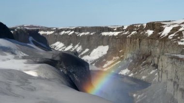 Kuzeydoğu İzlanda 'daki Vatnakull Ulusal Parkı' ndaki Dettifoss şelalesine yakın gökkuşağı.