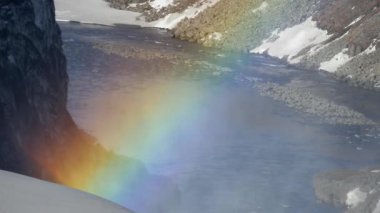 Kuzeydoğu İzlanda 'daki Vatnakull Ulusal Parkı' ndaki Dettifoss şelalesine yakın gökkuşağı.