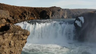İzlanda 'daki Godafoss şelalesine yakın.
